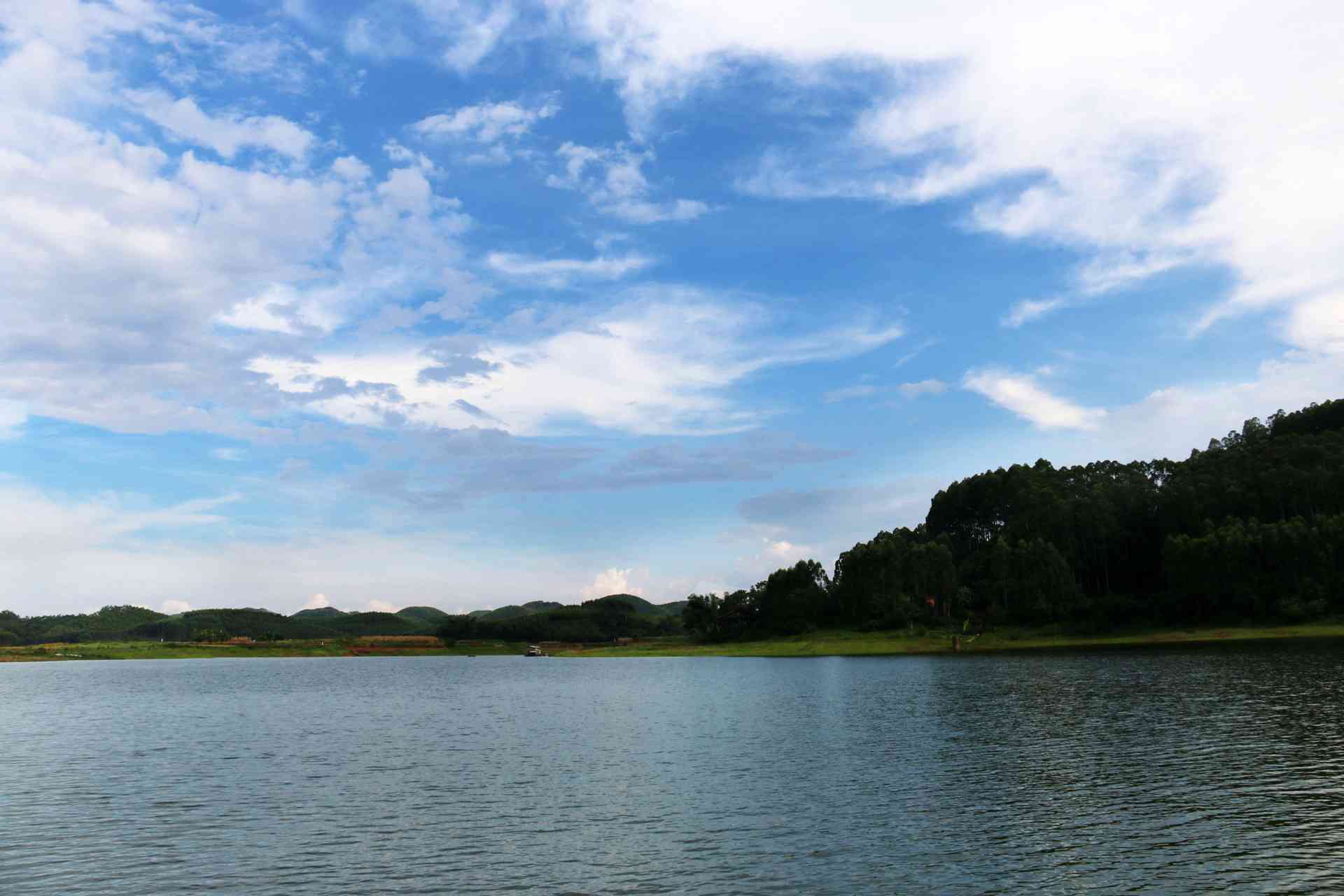 攝圖網(wǎng)_500685749_banner_湖水 藍(lán)天白云（企業(yè)商用）.jpg